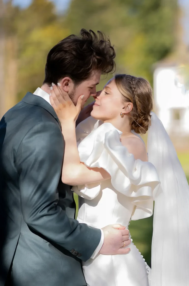 Hochzeit in Horn Hochzeitspaar umarmt sich liebevoll am Ufer.