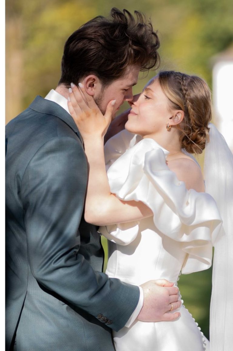 Hochzeit in Horn Hochzeitspaar umarmt sich liebevoll am Ufer.