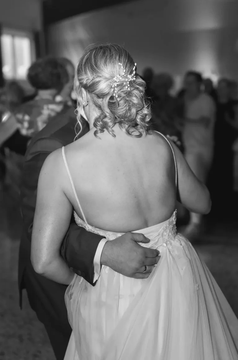 Hochzeitsfotografie Bad Driburg Braut tanzt mit ihrem Partner, festliche Stimmung im Hintergrund.