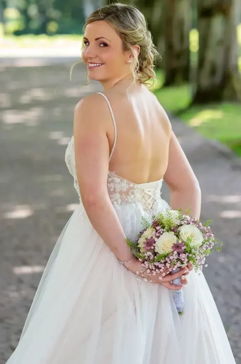 Hochzeitsfotografie Bad Driburg Braut tanzt mit ihrem Partner, festliche Stimmung im Hintergrund.
