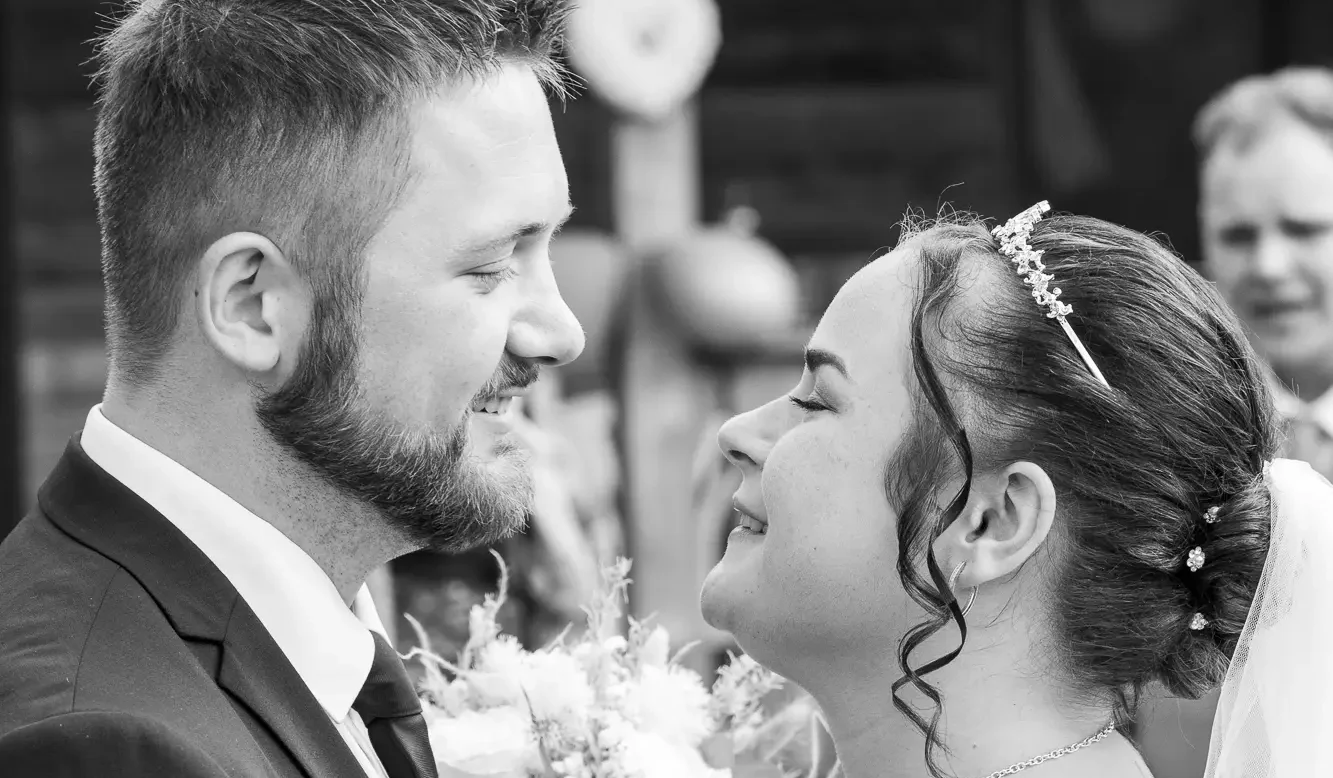 Hochzeitspaar aus Bad Dirburg Braut und Bräutigam betrachten sich liebevoll während der Zeremonie in Bad Driburg.